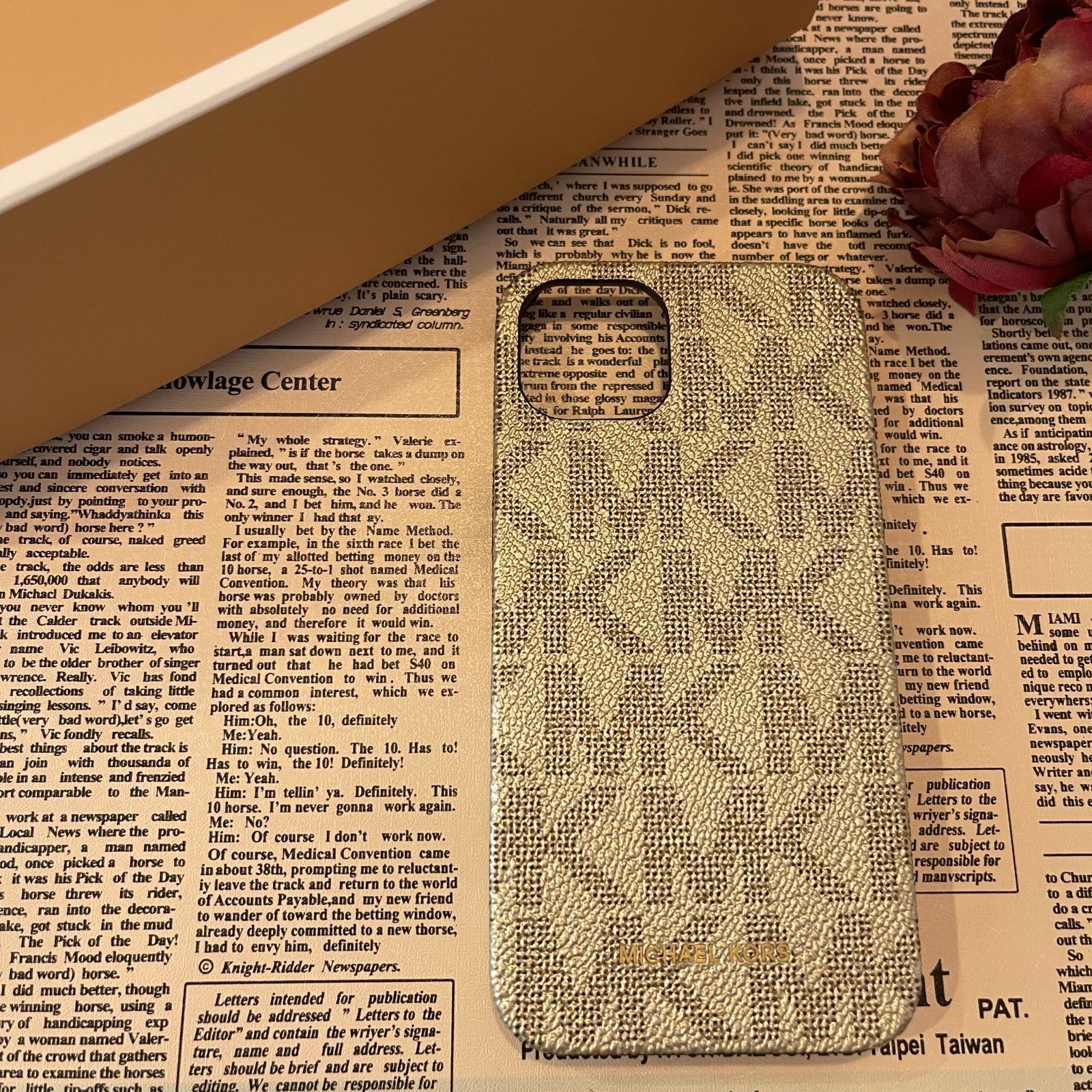 マイケルコース　MICHAEL KORS スマホケース　iPhone13対応