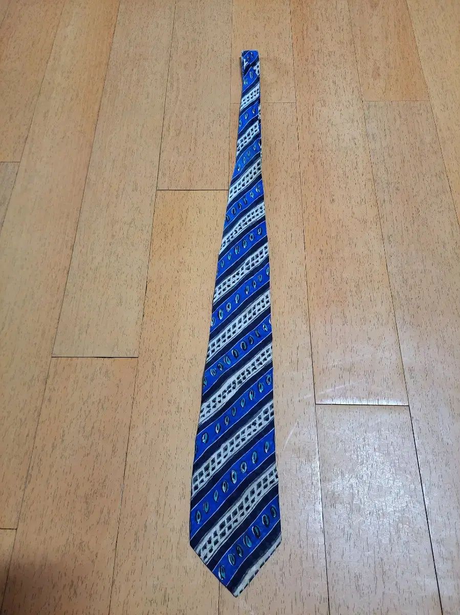 ウンガロネクタイ