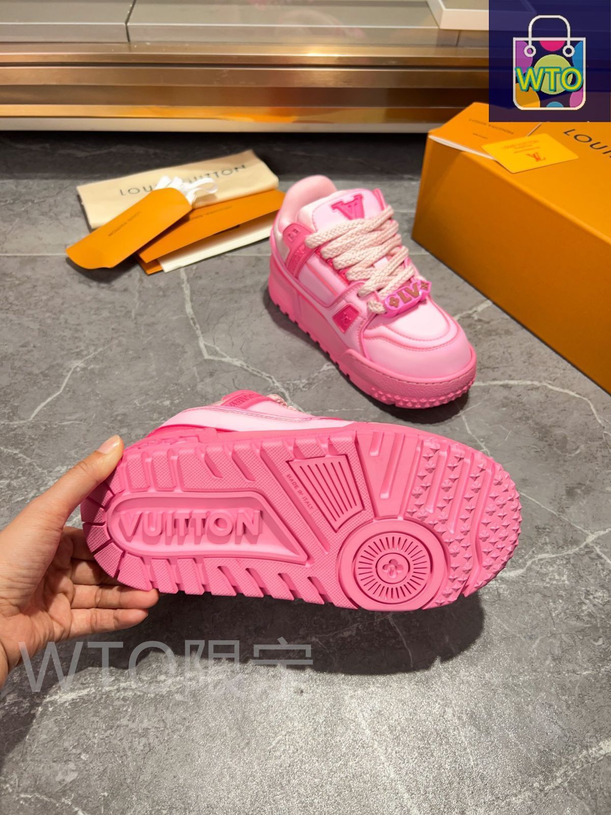 Louis Vuitton スエード ベルクロストラップ カジュアルシューズ Louis Vuitton Suede Leather Velcro Sneakers Black
