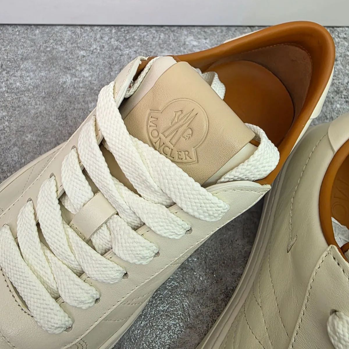 【ロートップに】MONCLER モンクラブ ホワイト レザースニーカー ☆ 新品・未使用品 定価11万 MONCLER(モンクレール) Monclub