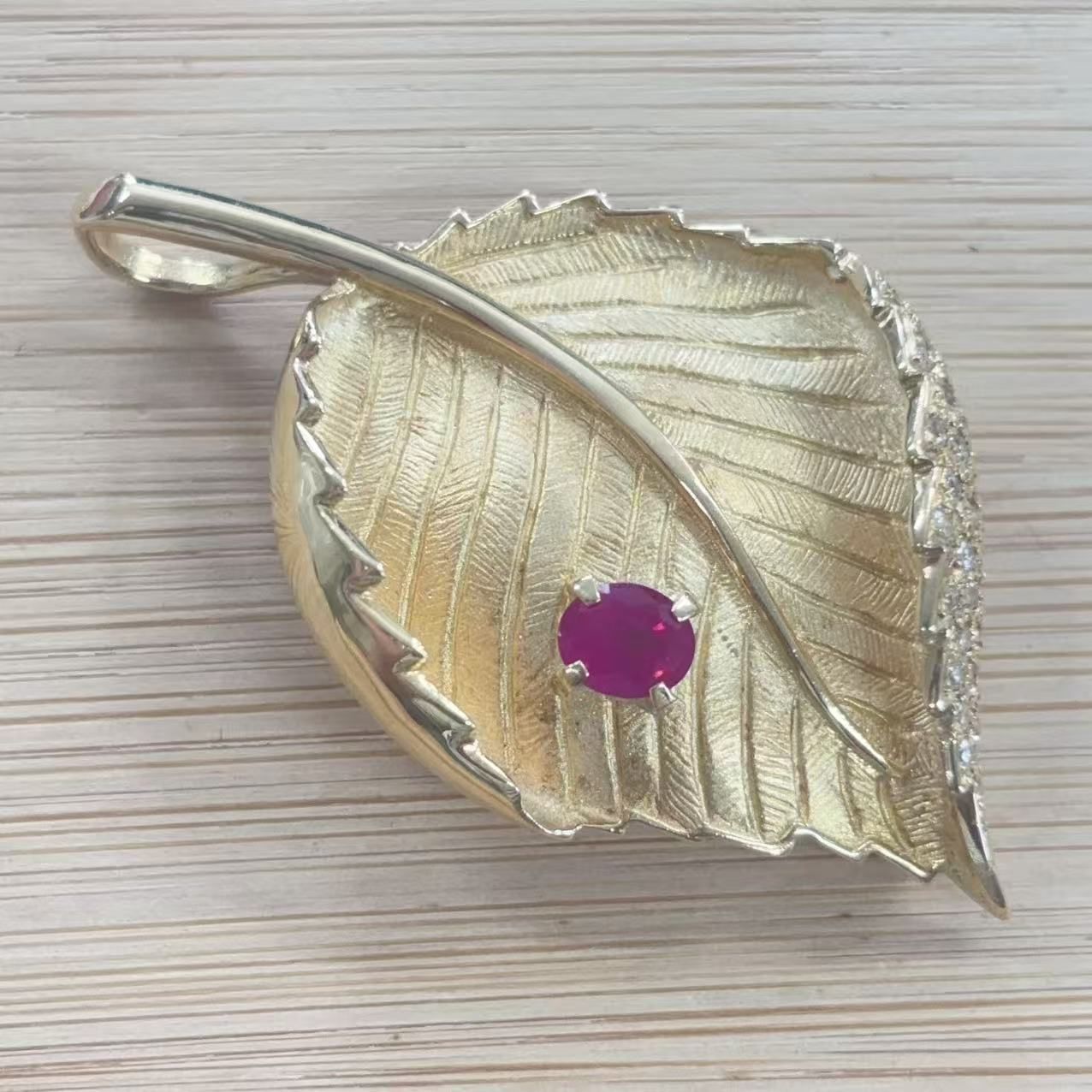 ルビー0.55ct ペンダント ブローチ 750 -X10162