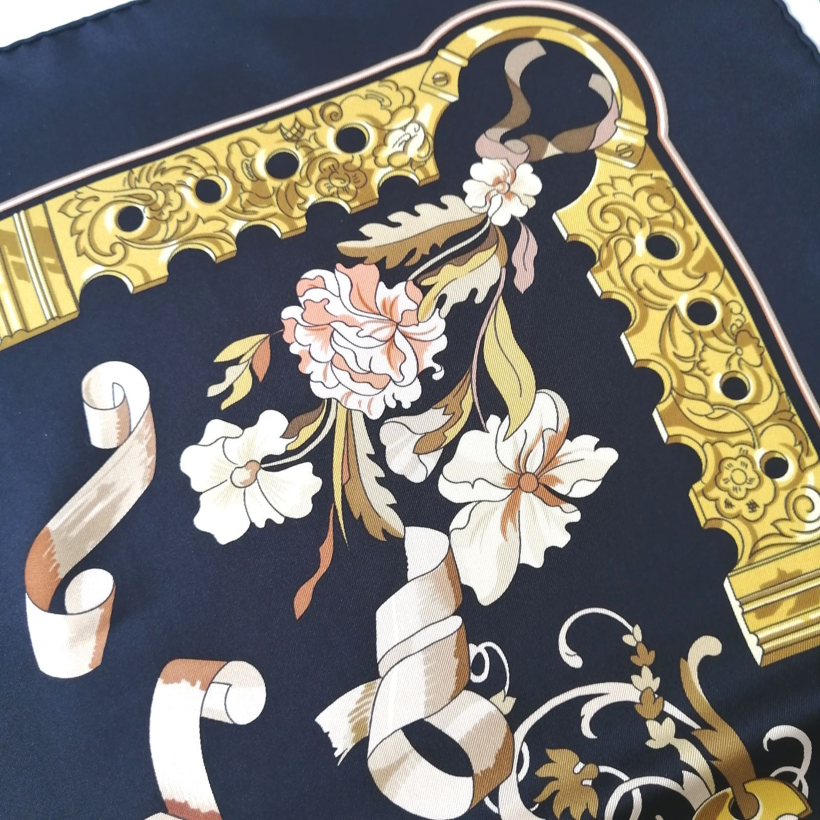 希少　HERMES エルメス　カレ90 黒　Copeaux おがくず 美品 エルメス HERMES スカーフ カレ90 おがくず Copeaux 大判