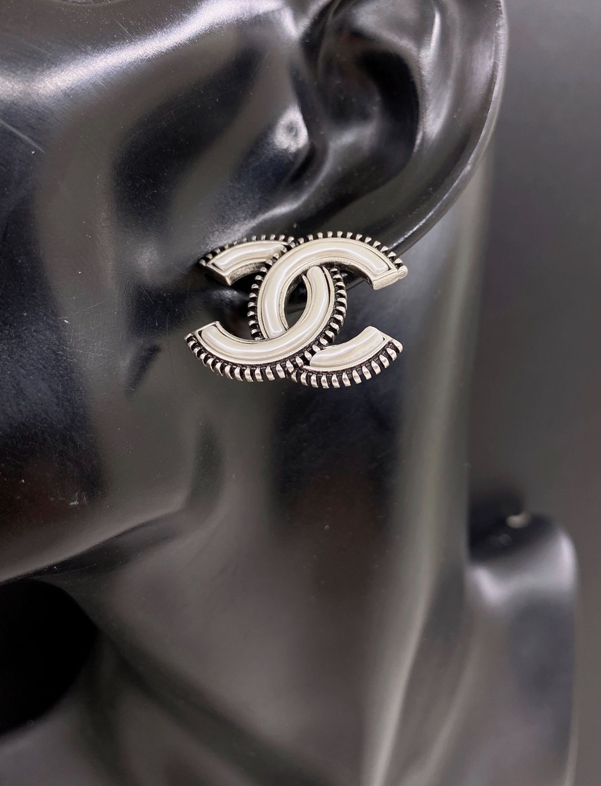 【最新25SSコレクション】CHANEL イヤリング シルバー×パール ピアス - メタル、コスチューム パール & ストラス、シルバー