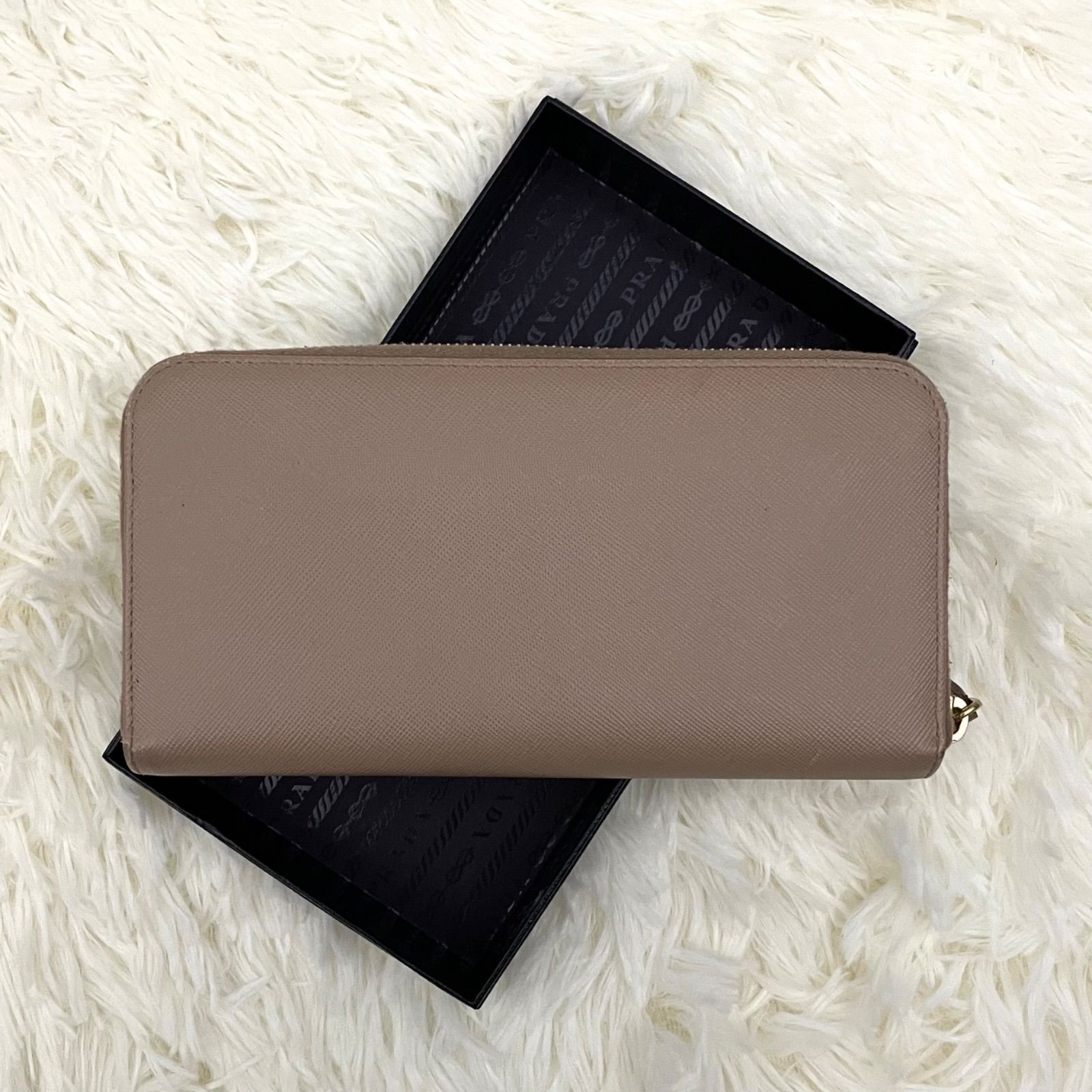 【新品お早目に！】PRADA サフィアーノレザー 長財布 ベージュ 新品お早目に！】PRADA サフィアーノレザー 長財布 ベージュ