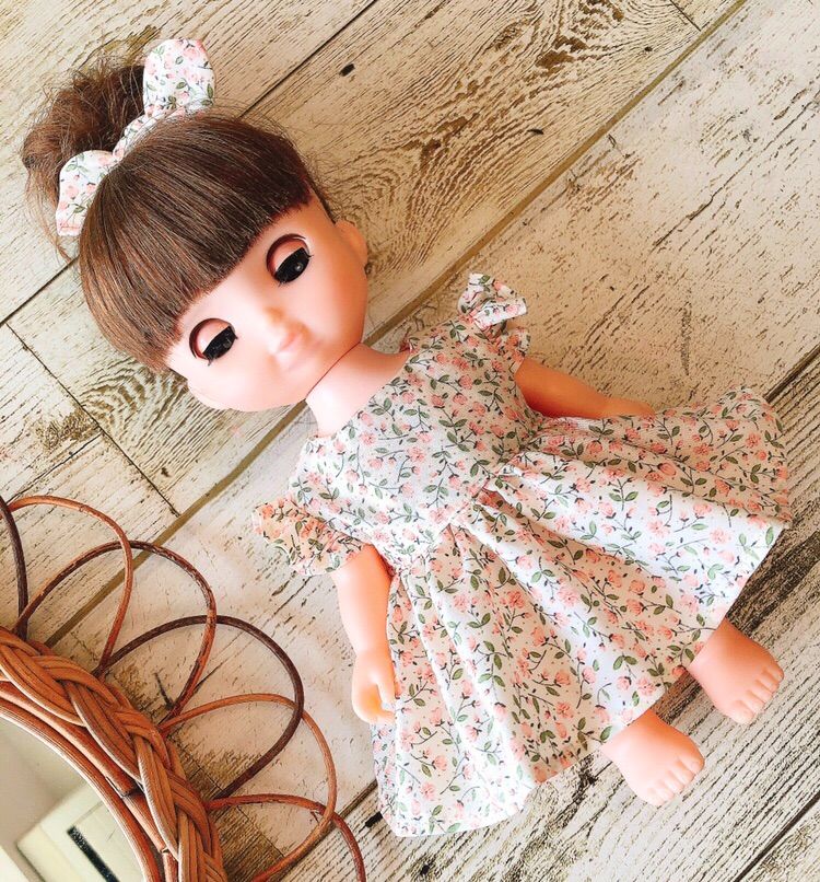 オフホワイト地にベビーピンク小花柄ワンピース♡ハンドメイド - メルカリ