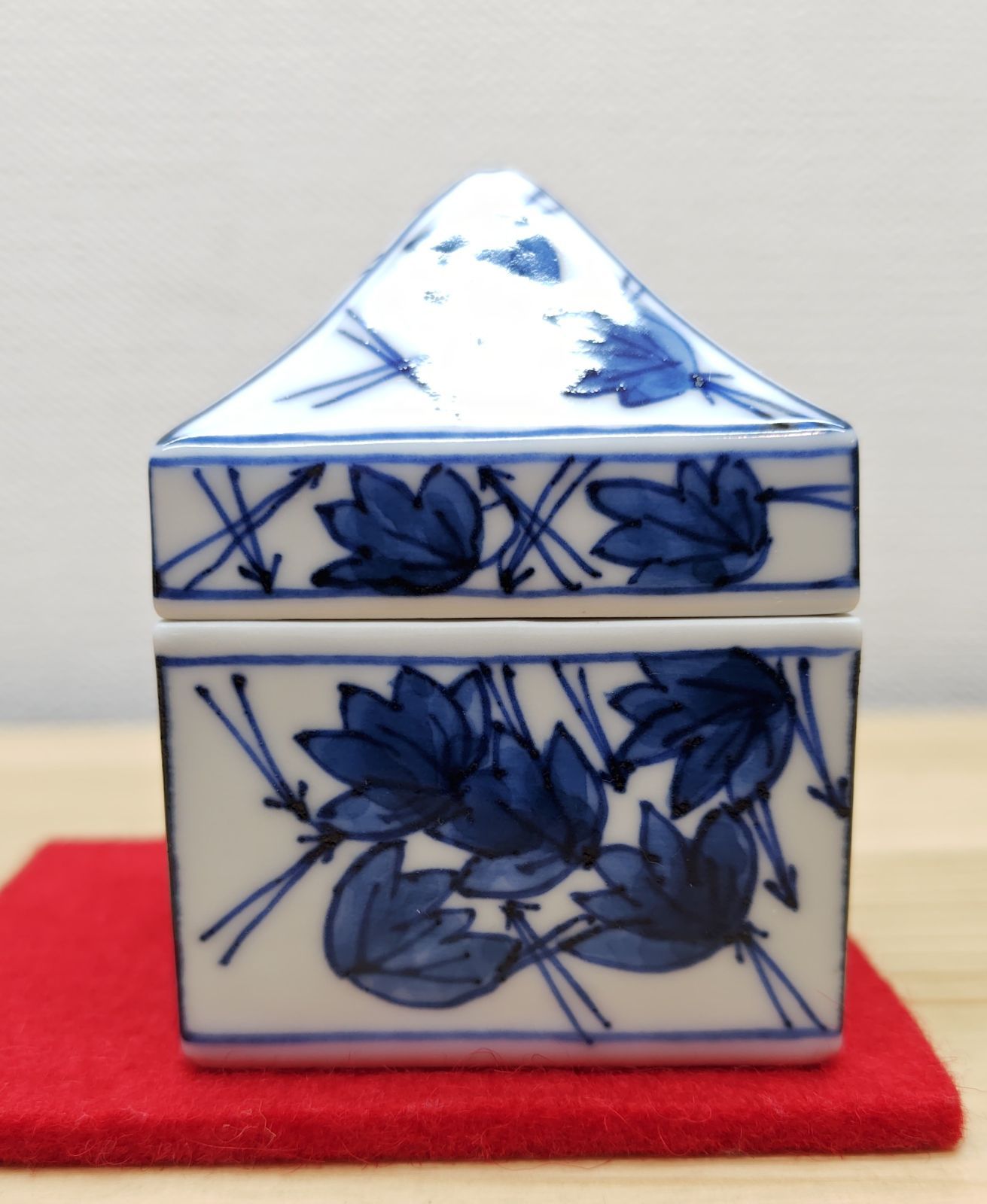 送料込【逢絢亭】茶道具 香合 京焼 染付 辻堂香合 紫翠窯 西村徳泉 共箱入り 逢絢亭】茶道具 香合 京焼 染付 辻堂香合 紫翠窯 西村徳泉 共