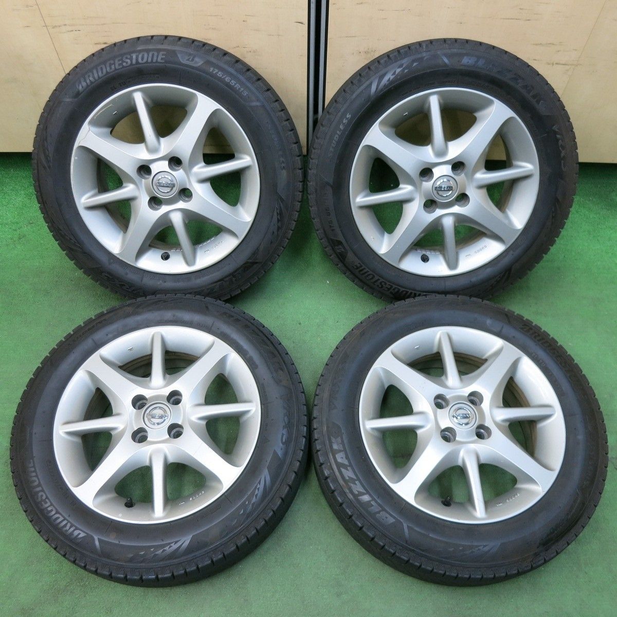 スタッドレス●175/65R15 B.S BLIZZAK VRX/ 中古★４本 (T-43491)送料無料　 タイヤ交換可能175⁄65R15 84Qブリヂストン