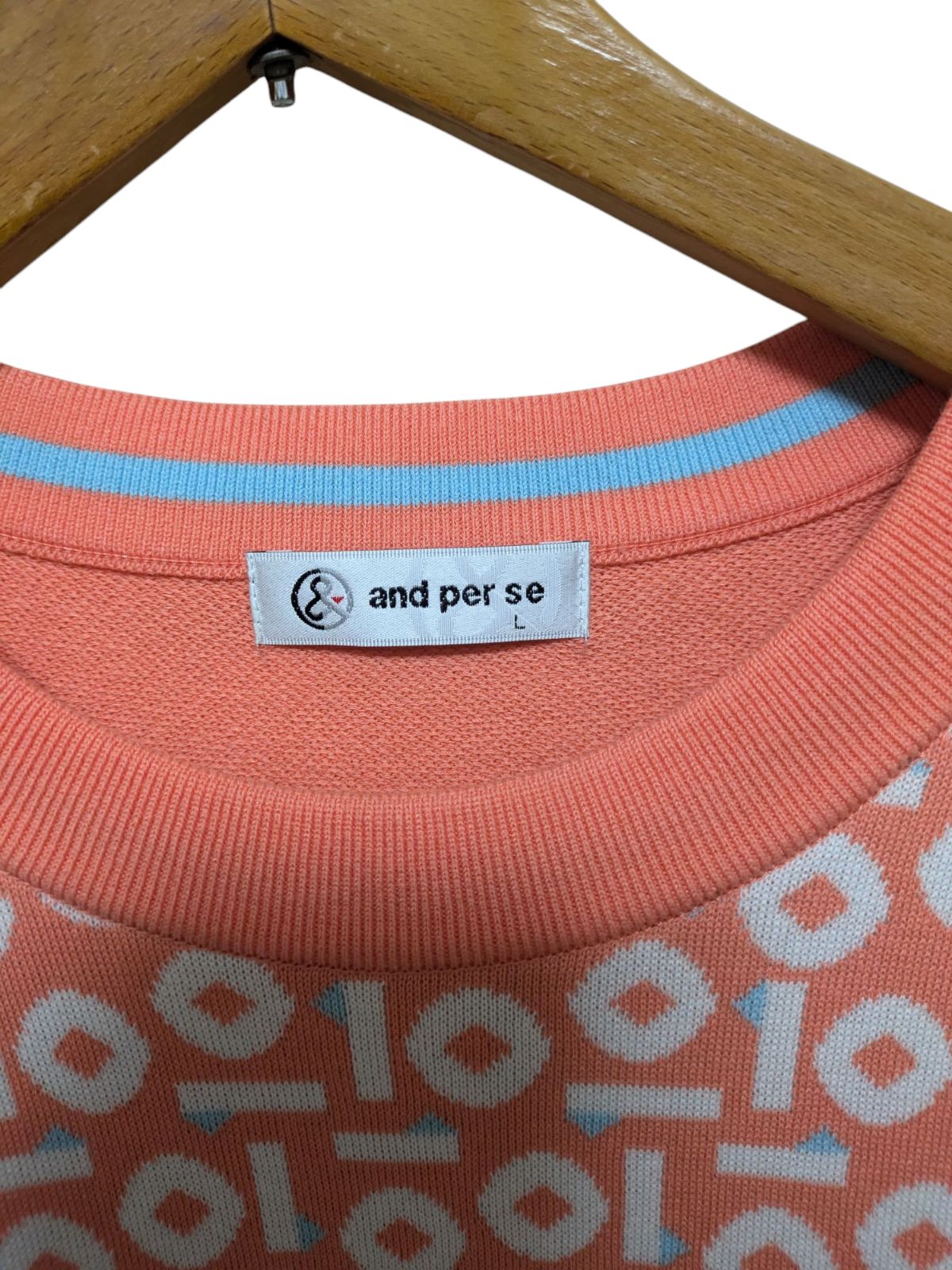 and per se 幾何学模様のオレンジ色のベスト 刺繍ロゴ付き