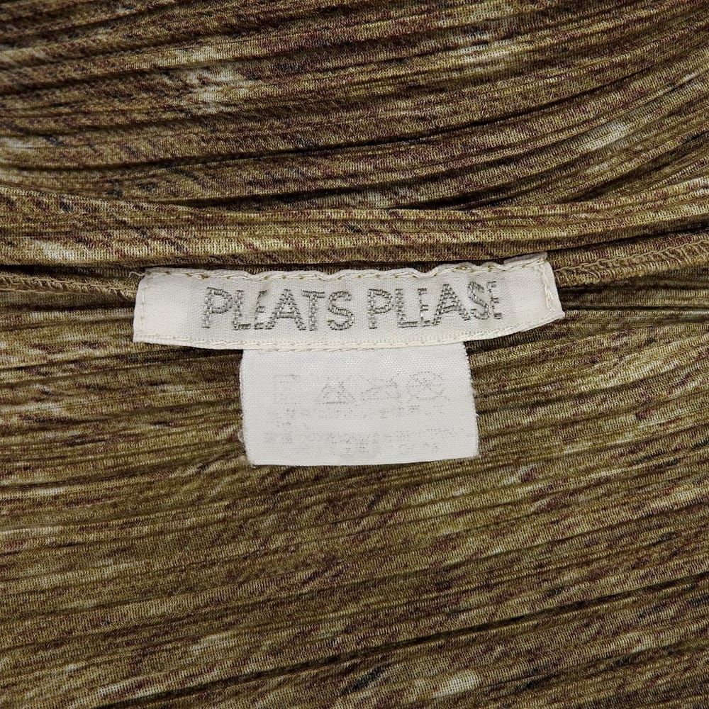 PLEATS PLEASE