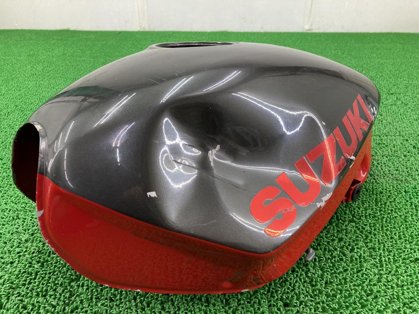 GSX400Sカタナ タンク ガンM/赤 スズキ 純正 中古 バイク 部品 GK77A 穴あき無し 修復素材に ノーマル戻しに ペイント素材に 車検 Genuine 17 GSX400Sカタナ タンク ガンM/赤 スズキ 純正 バイク 部品 GK77A 穴あき