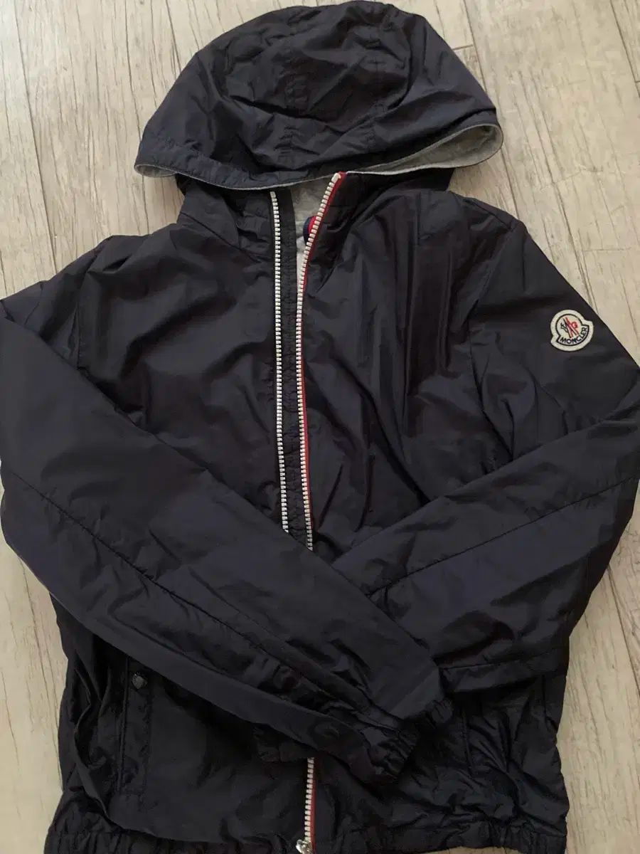 モンクレール・キッズ ロゴフーデッドジャケット（ウィンドブレーカー