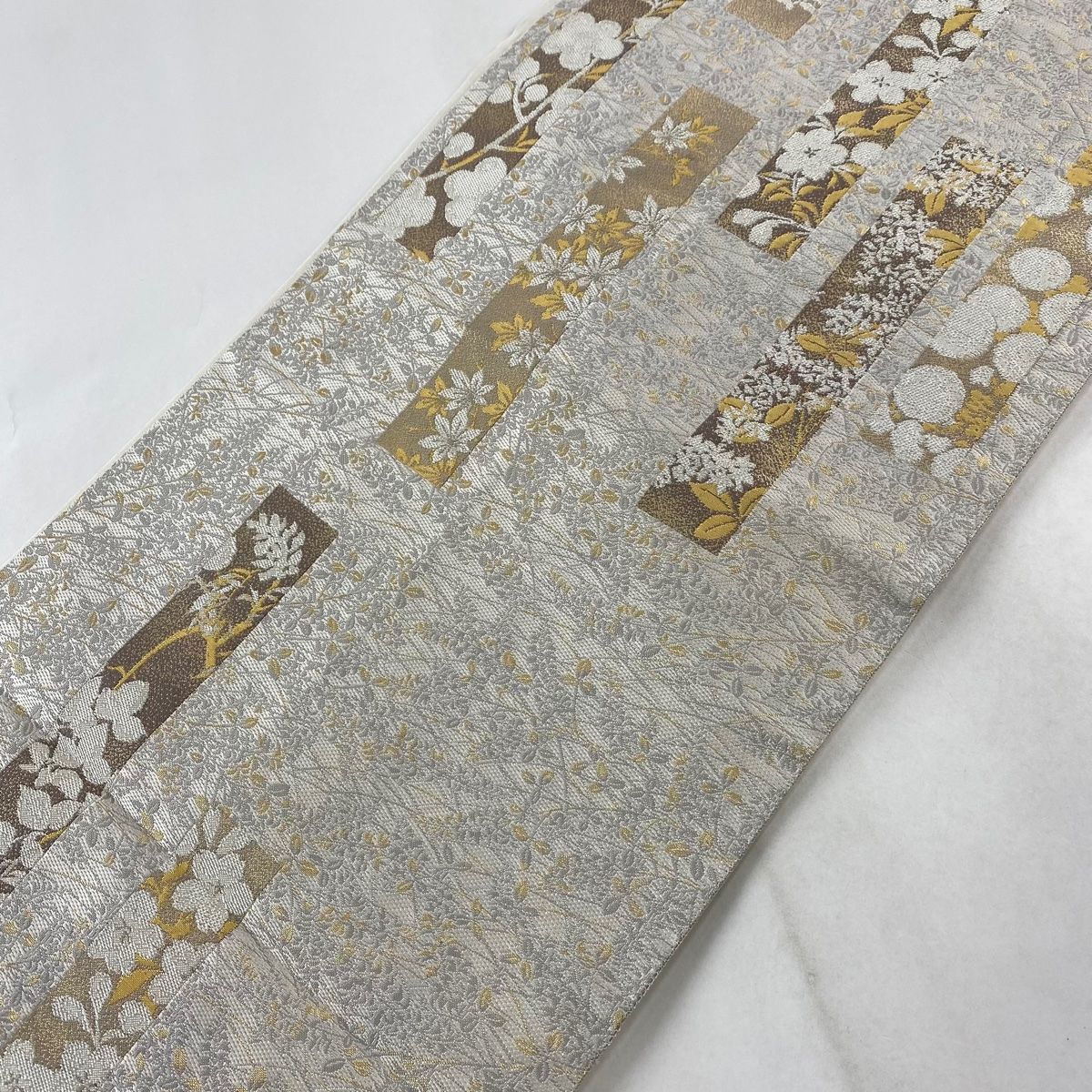 袋帯 美品 名品 短冊 草花 銀糸 箔 ベージュ 六通 正絹 【中古 