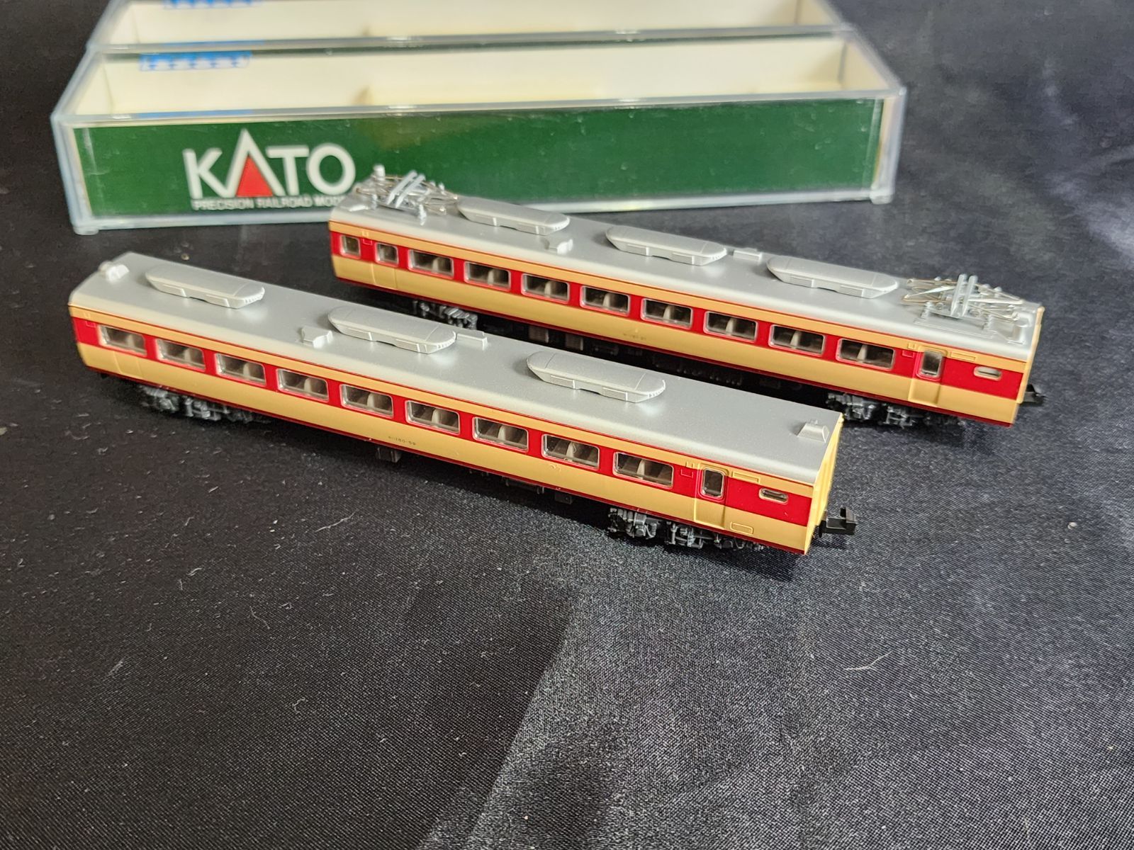 KATO 181系100番台「とき・あずさ」入線です。10-1147・10-1148