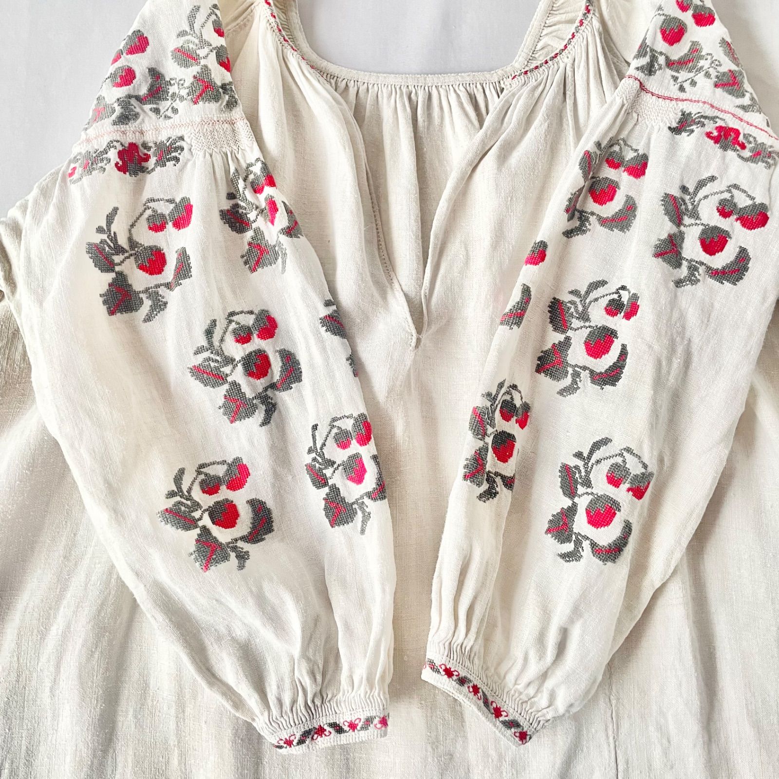 アンティーク　ウクライナ　苺　いちご　黒　刺繍　60Ｓ　ワンピース　リネン　コットン　 ホームスパン　⑥ Etsy
