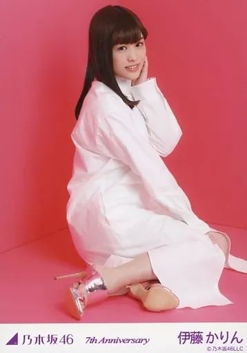 乃木坂46 生写真 伊藤かりん 中古】生写真(乃木坂46) 伊藤かりん/レアカット/座り・背景