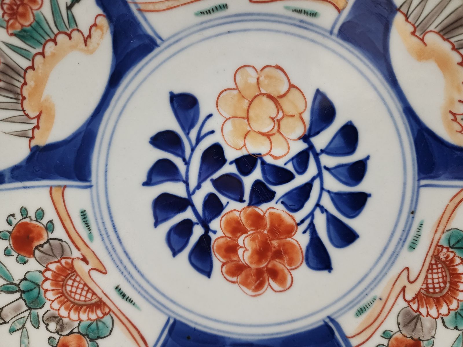 有田焼 - 【骨董品⠀】古伊万里　明治 赤絵皿 色絵 大皿 飾り棚付 古伊万里 明治伊万里 色絵 大皿 飾皿 赤絵 和食器 有田焼 古道具
