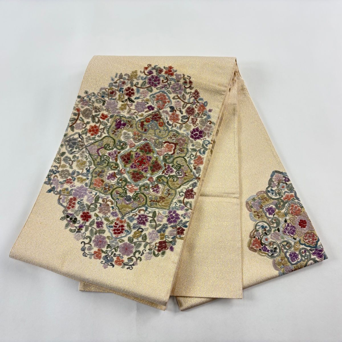 【美品】袋帯 相良刺繍　宝相華　ベージュ　お太鼓柄 袋帯 美品 名品 華文 花唐草 箔 相良刺繍 ベージュ お太鼓柄 正絹