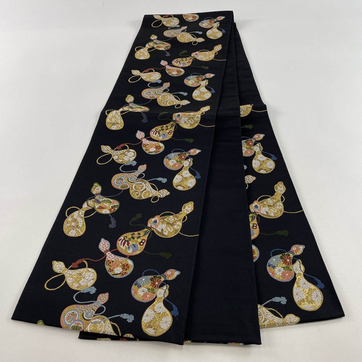 宝尽くし黒地正絹袋帯　六通　未使用 袋帯 美品 秀品 瓢箪 宝尽くし 唐織 箔 黒 六通 正絹 【中古