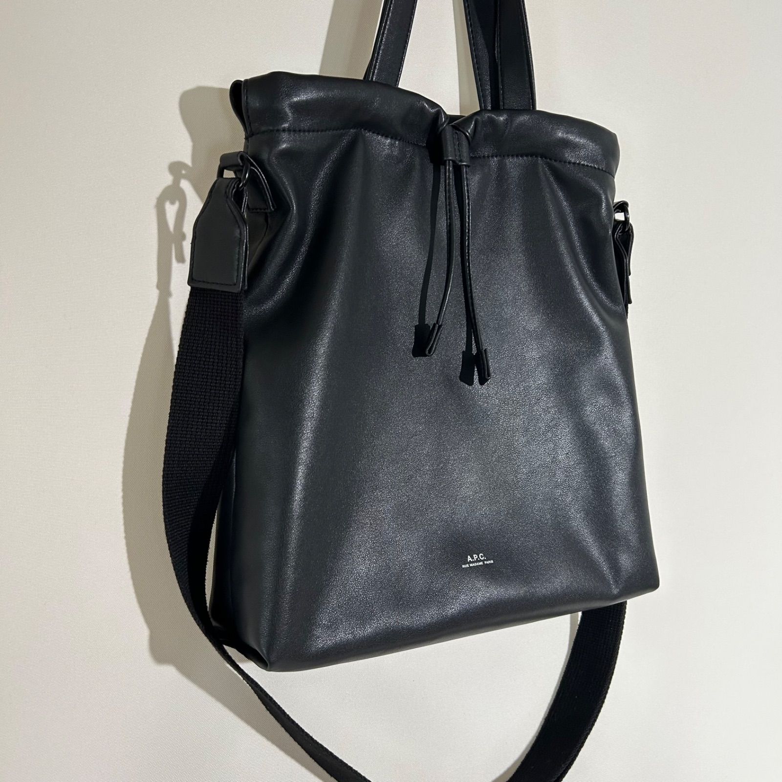 A.P.C. 黒 レザートートバッグ 2way 保存袋付き A.P.C. 黒 レザートートバッグ 2way 保存袋付き A.P.C. レザー
