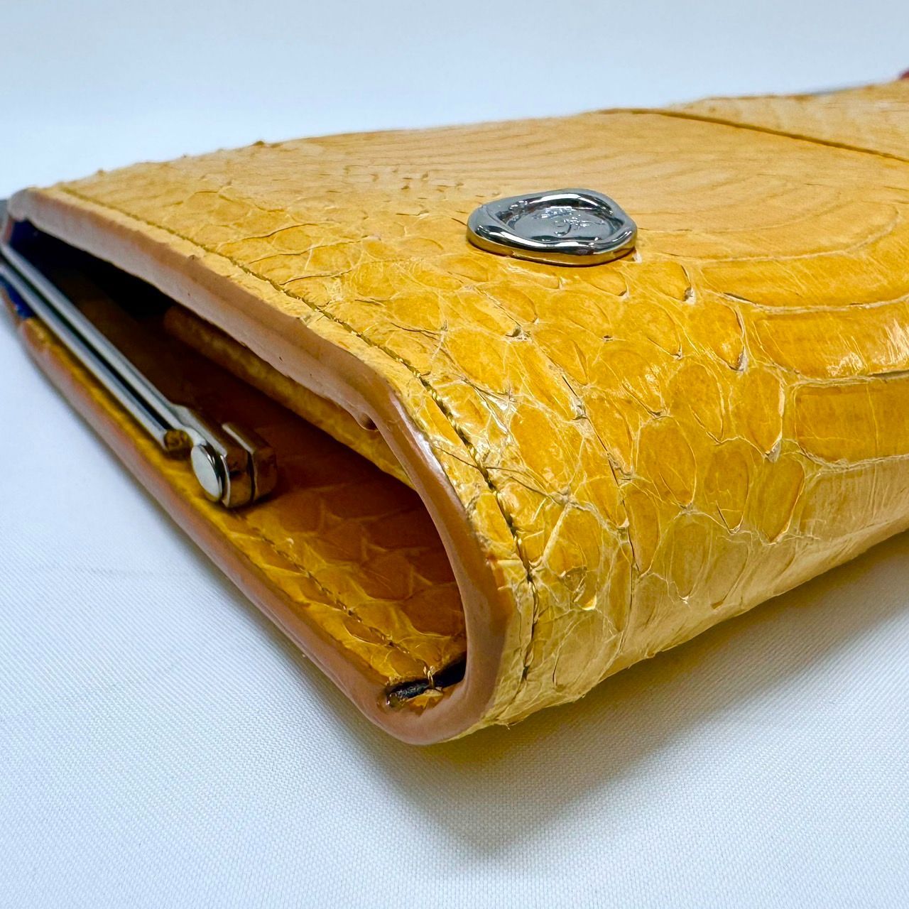 A.D.M.J】長財布 がま口 クロコ型押し イエロー スワロフスキー
