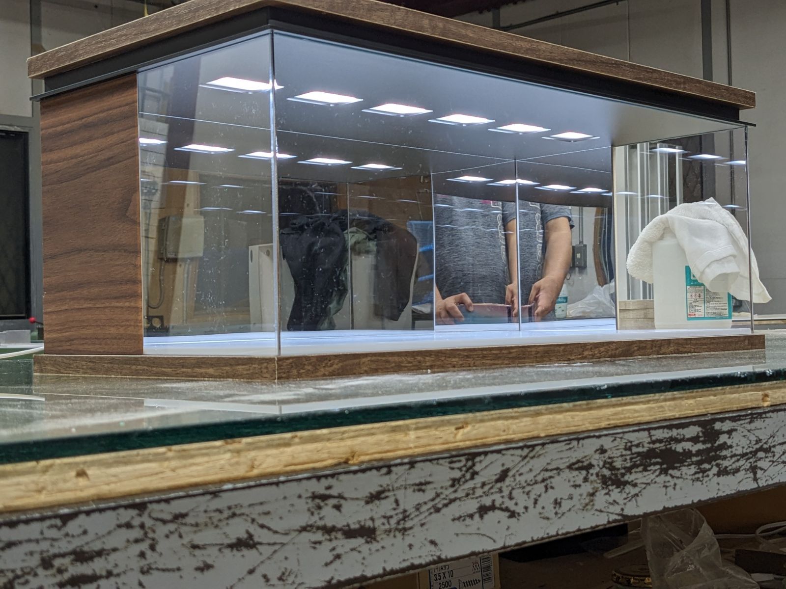 アクリルショーケース 茶色木目仕様 アクリルショーケース 展示