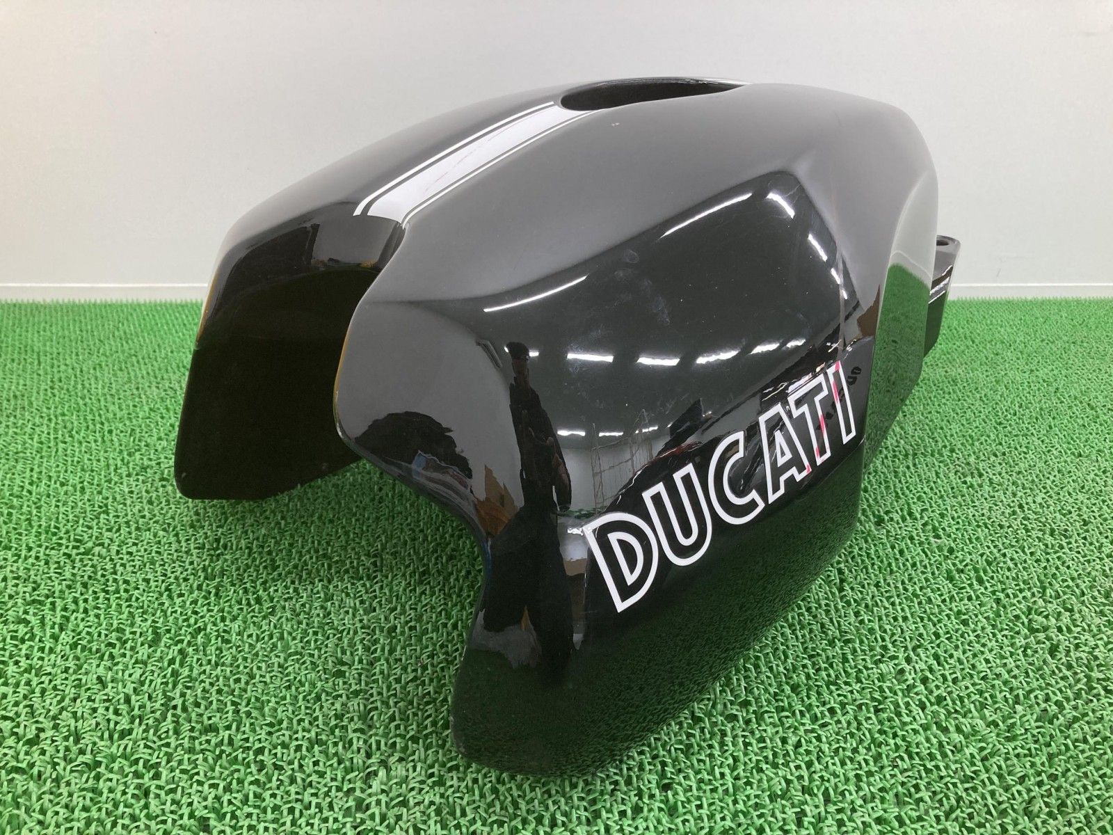 スポーツクラシックGT1000 タンク 黒 586.3.075.1B ドゥカティ 純正 バイク 部品 アチェルビス 08年 フューエルタンク 燃料タンク  車検 Genuine 【中古】 8 - メルカリ スポーツクラシックGT1000 タンク 黒 586.3.075.1B ドゥカティ 純正 中古 バイク 部品 アチェルビス 08年 フューエルタンク 燃料タンク