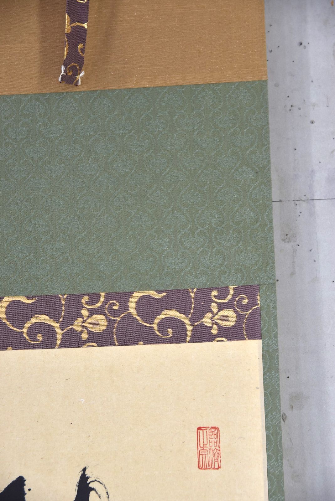 掛軸　相国寺派　山﨑大耕 筆　「岩松無心風来吟」一行書　紙本　共箱。 掛軸 相国寺派 山﨑大耕 筆 「岩松無心風来吟」一行書 紙本 共箱