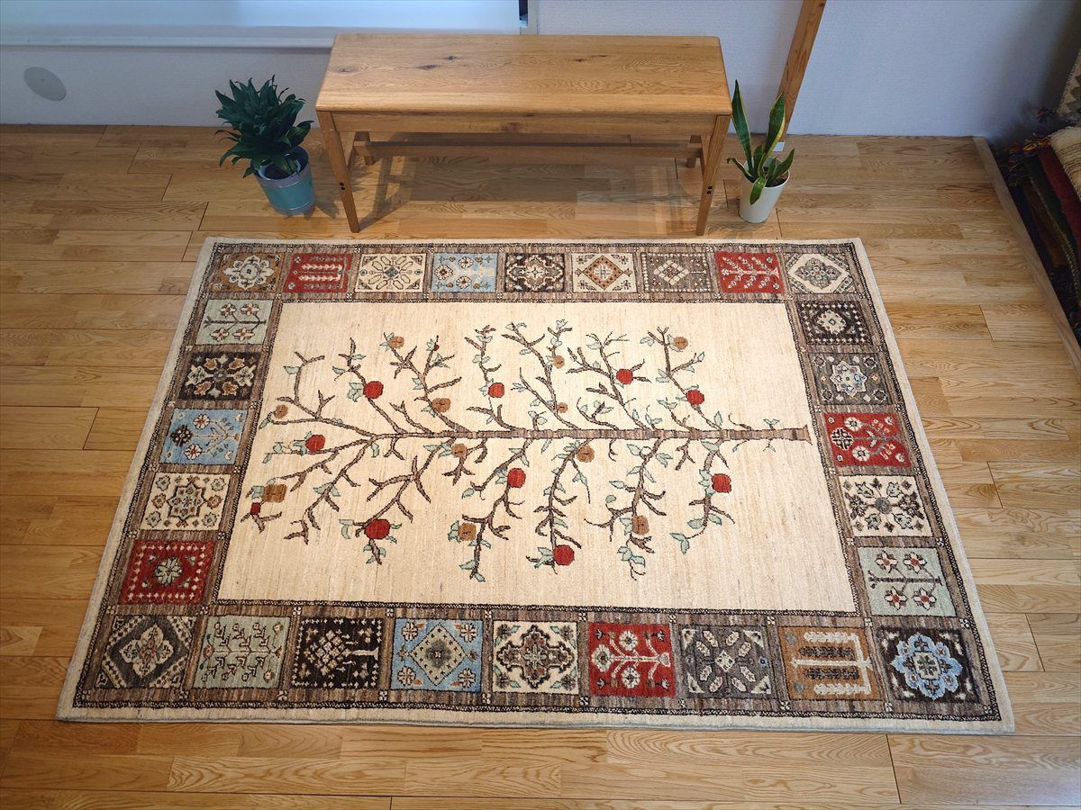 天然ラグガゼニラハットリビング201×140 ザクロの木実タイル