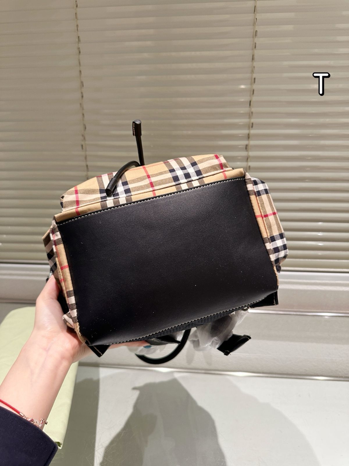 ★関税込み・送料無料★ バーバリー TB ロゴ エンボス スライド 今日特価】Burberry TB Bag・バーバリー TB バッグ-WTO輸入3