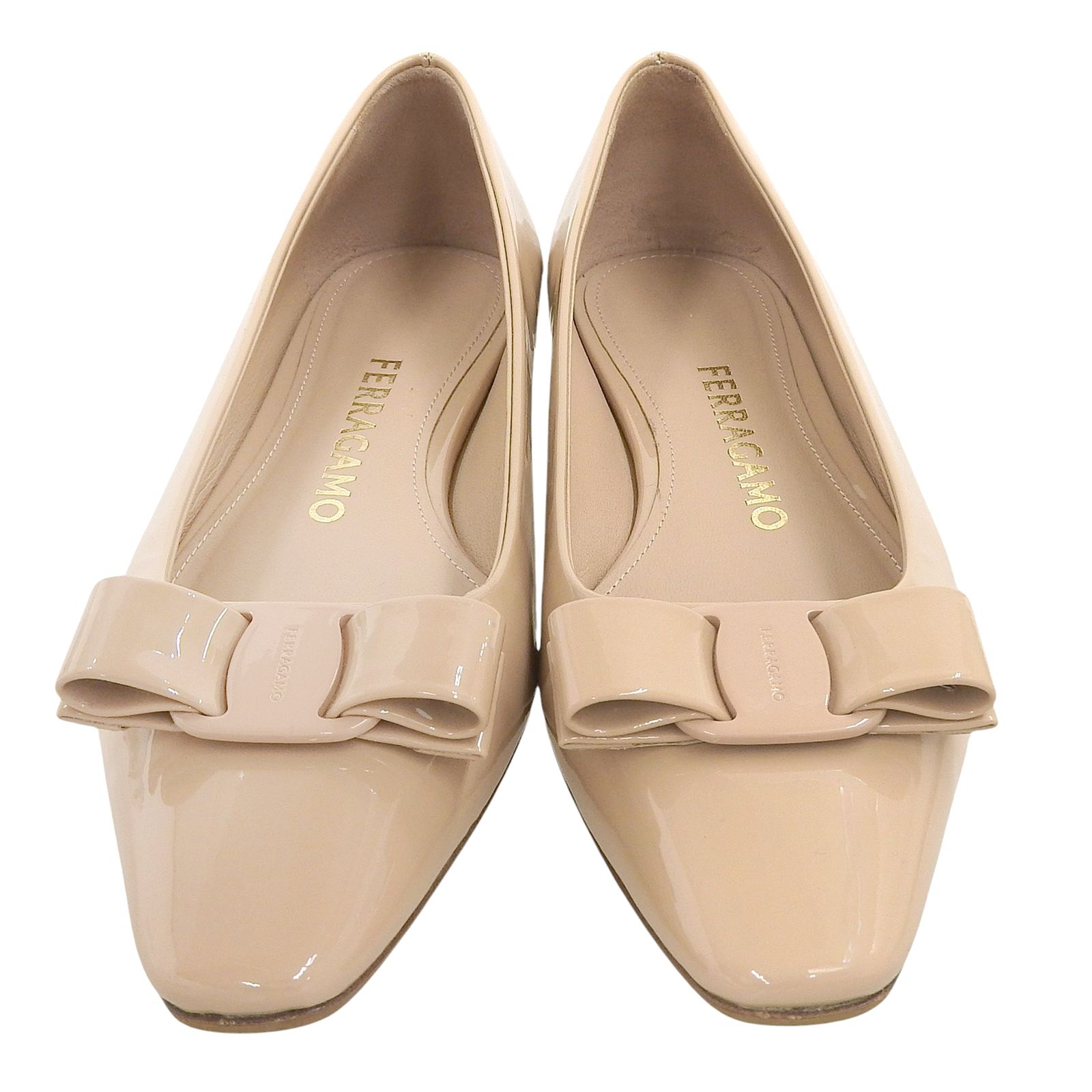 新品　フェラガモ パンプス　ヴァラリボン　ベージュ　パテントレザー　りぼん 新品 フェラガモ パンプス ヴァラリボン ベージュ パテント