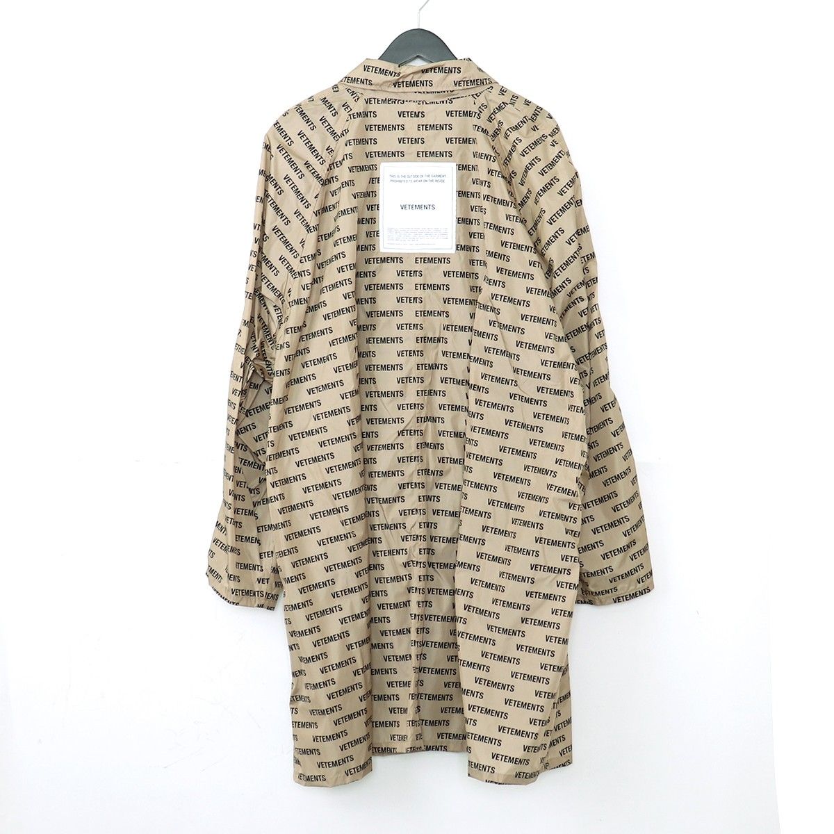 VETEMENTS ロゴ モノグラム レインコート サイズ0 - メルカリ