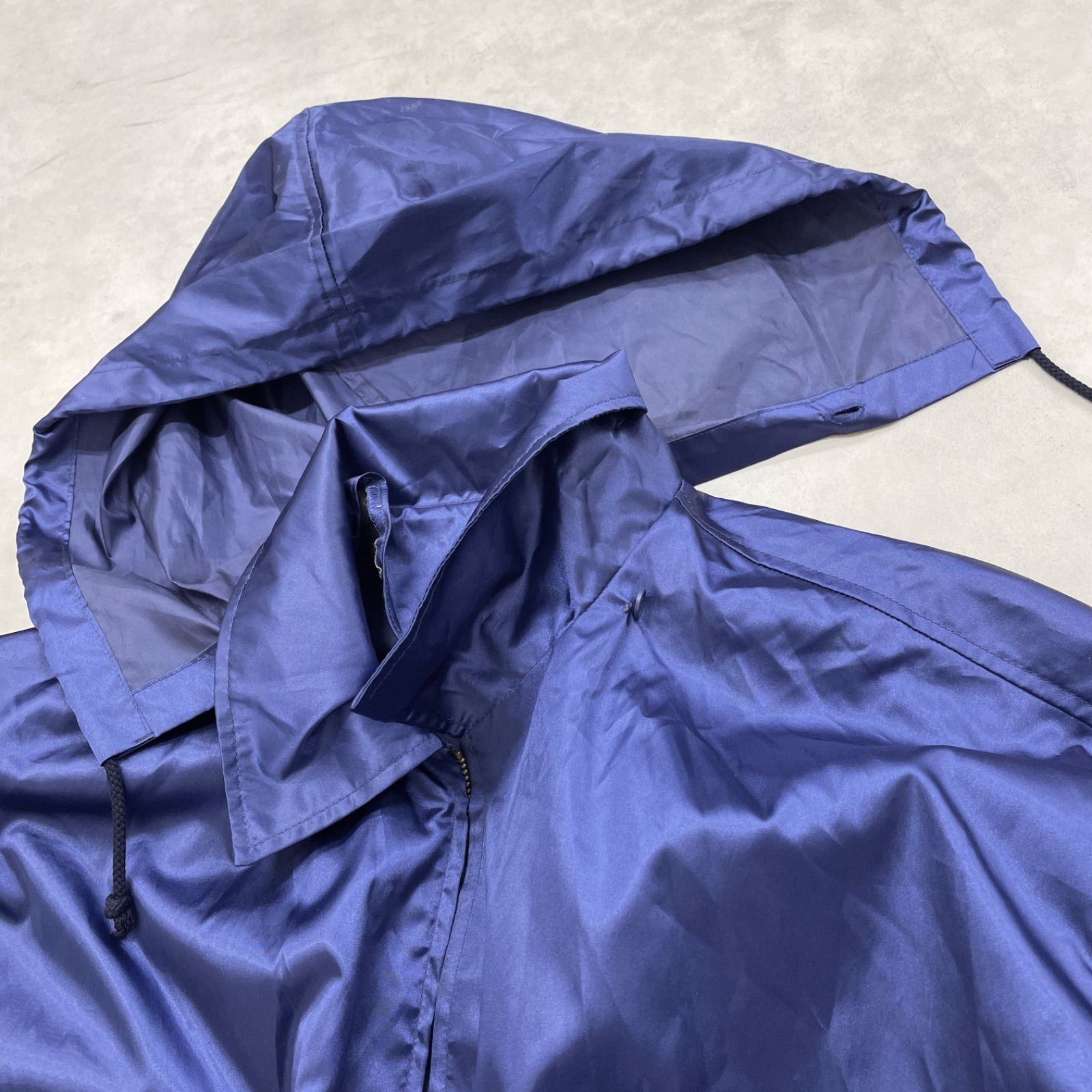 バックロゴプリント