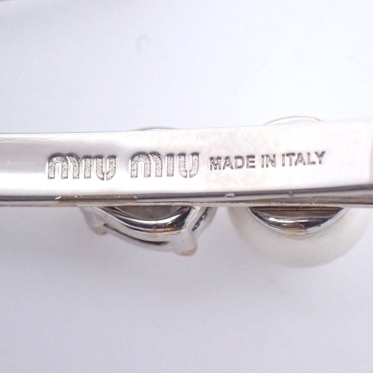 miu miu ロゴ入りパールヘアピン miu miu ロゴ入りパールヘアピン