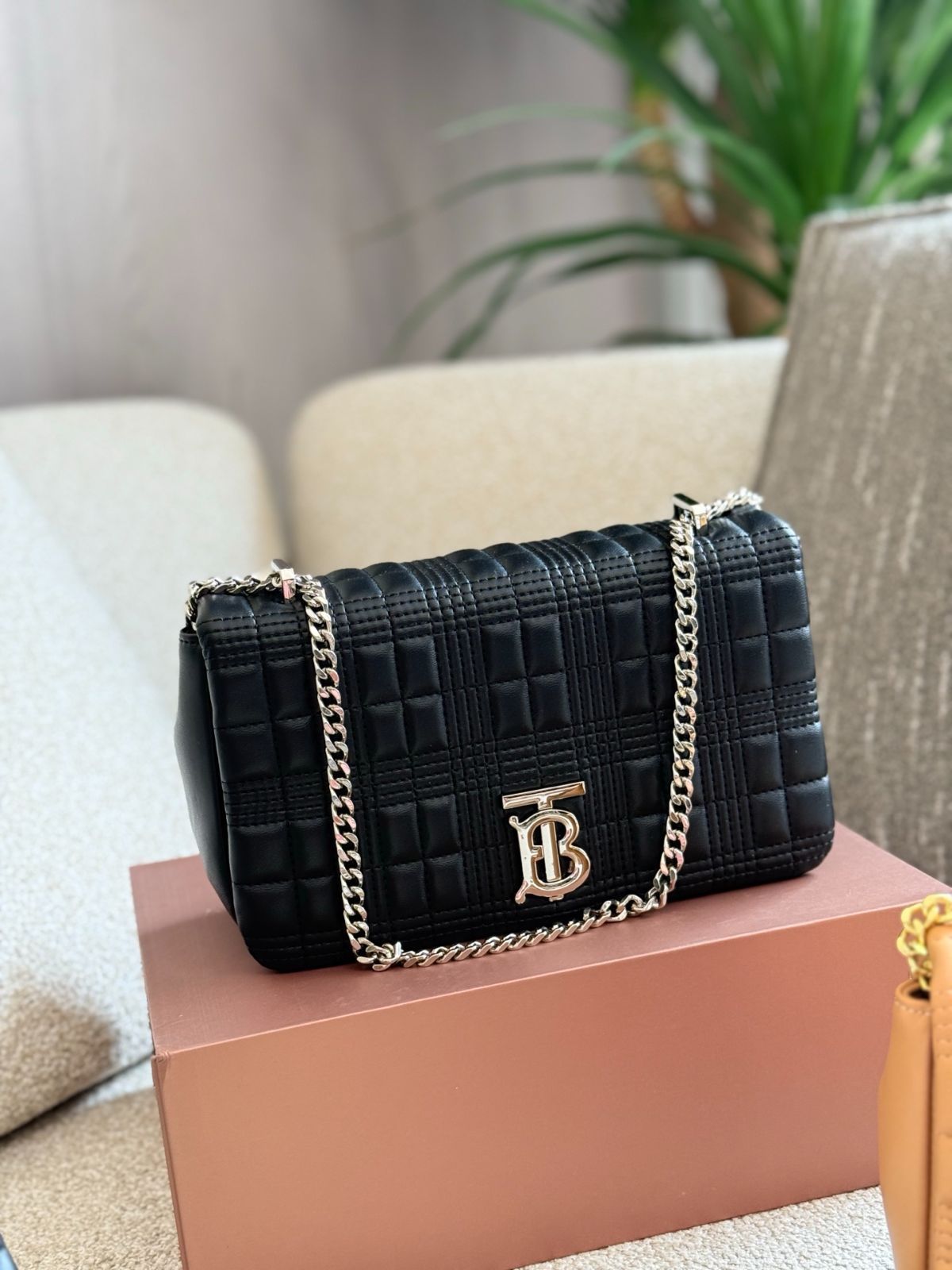 新着 関税送料込み Burberry バーバリー ロゴ ローラ バッグ バーバリー」が“ローラバッグ”イベントを開催！ Awichのライブや