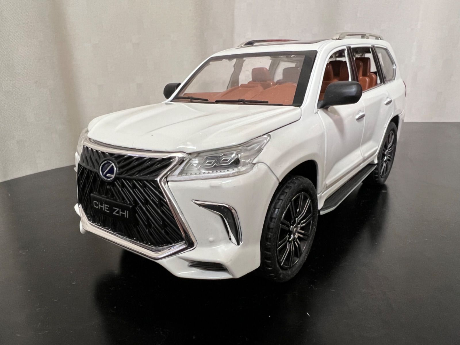 レクサス LX570 ミニカー 1/24 ホワイト