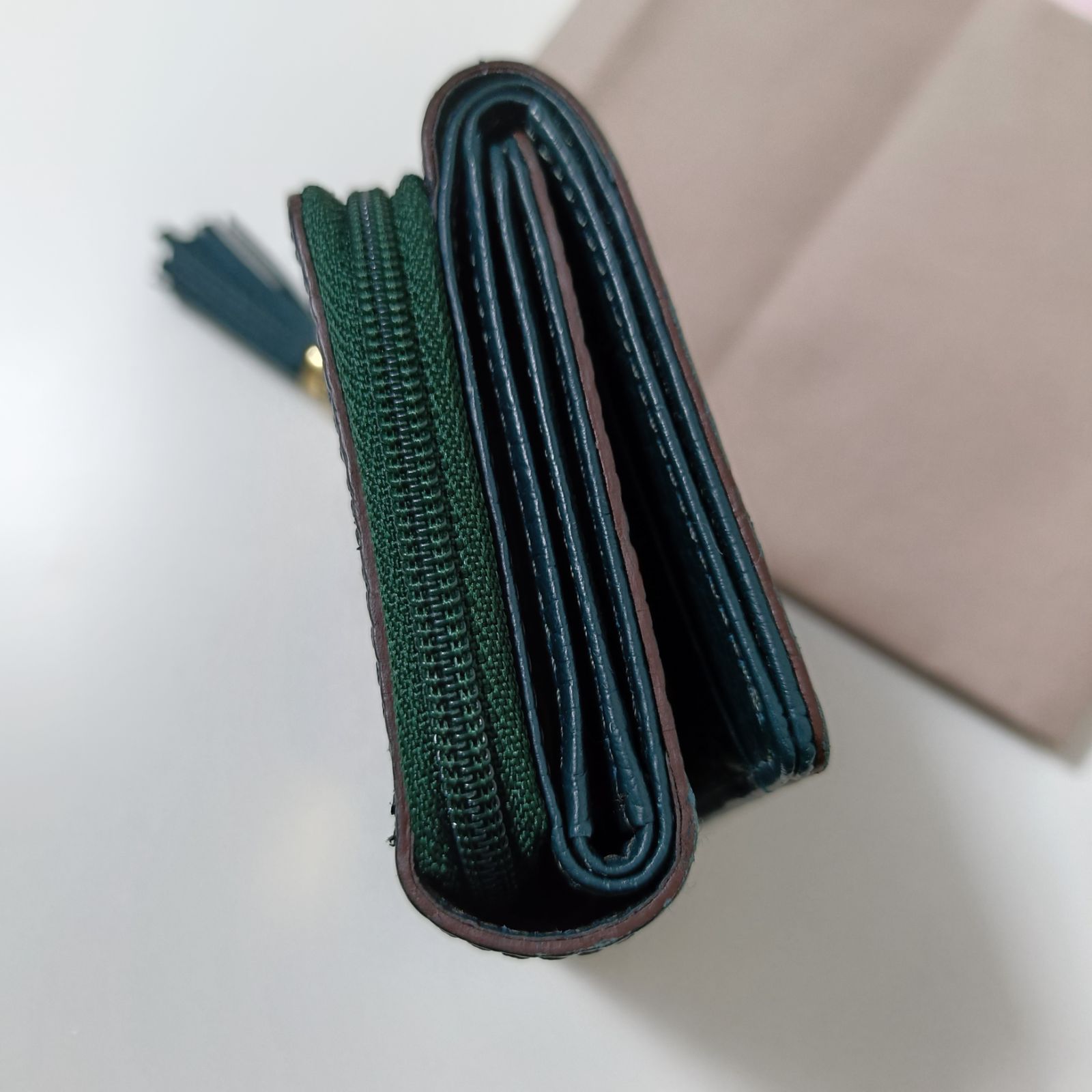 ATAOワルツ 三つ折り財布 グリーン レザー 外観美品　タッセル ATAO アタオ ワルツ コンパクトウォレット 三つ折り財布 グリーン系