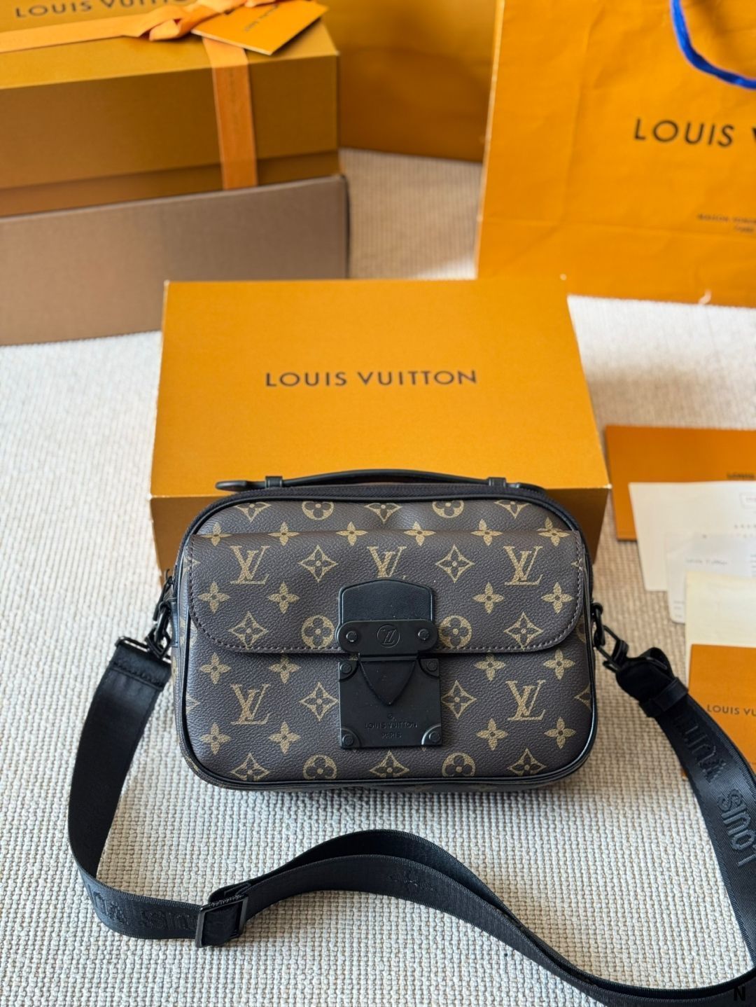 今日特価】Louis Vuitton S Lock Sling Bag ルイヴィトン S