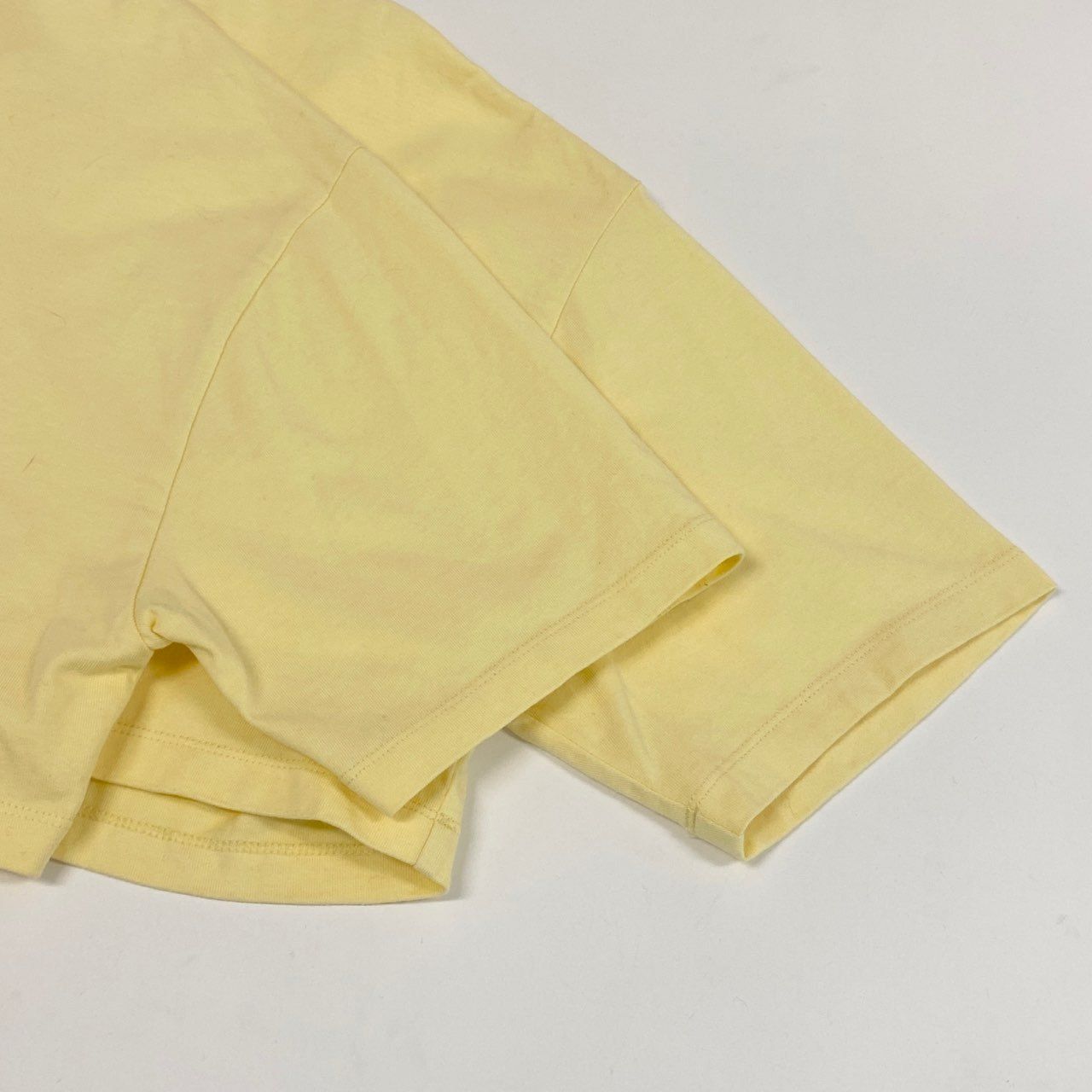 LOEWE ロゴ刺繍 クロップドTシャツ ライトイエロー Anagram embroidered asymmetric t-shirt in cotton Yellow - LOEWE
