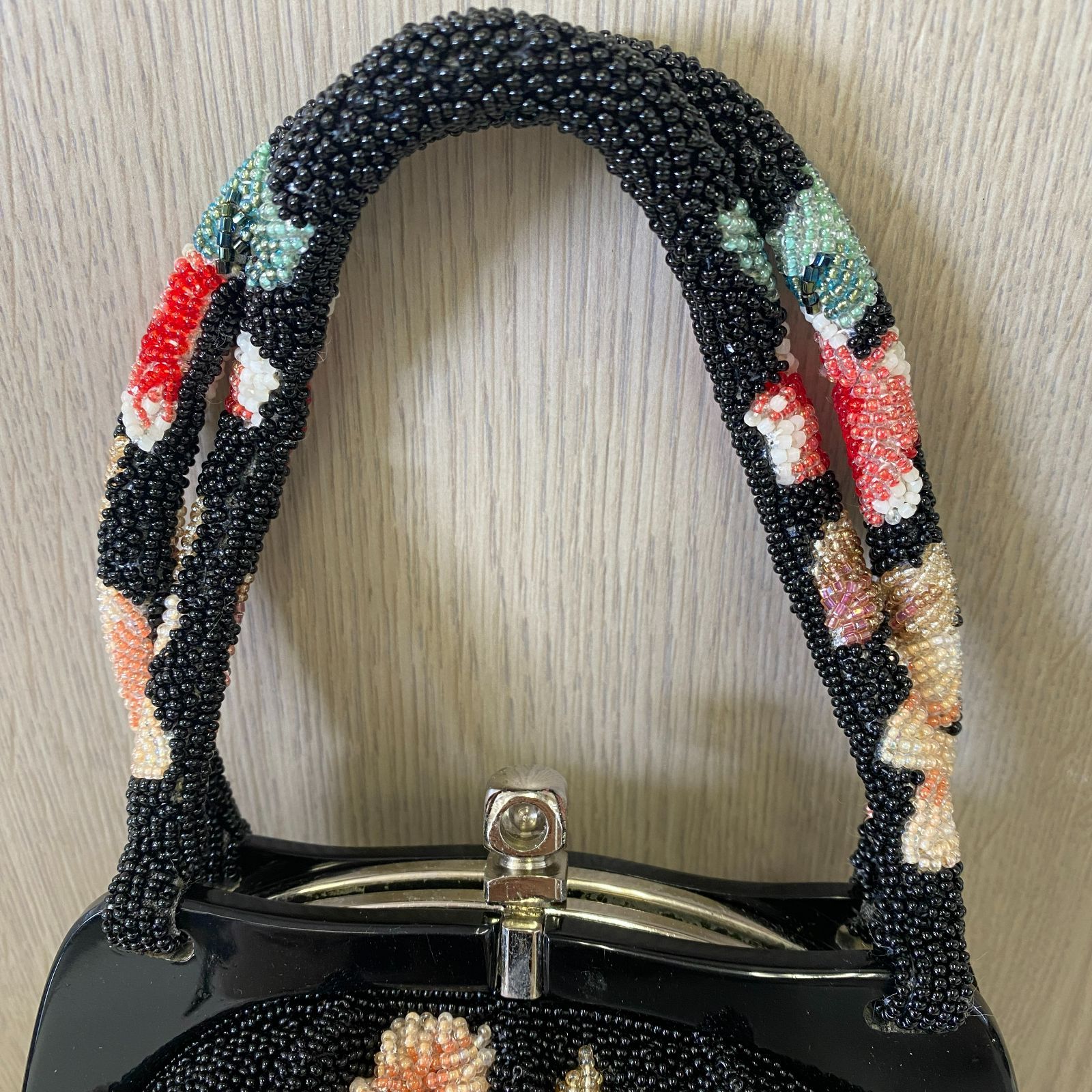 和装 ビーズバッグ がま口 ハンドバッグ レトロ ヴィンテージ ブラック地に花柄 希少✨ビーズバッグ がま口 パープル 花柄 着物 ビンテージ 結婚