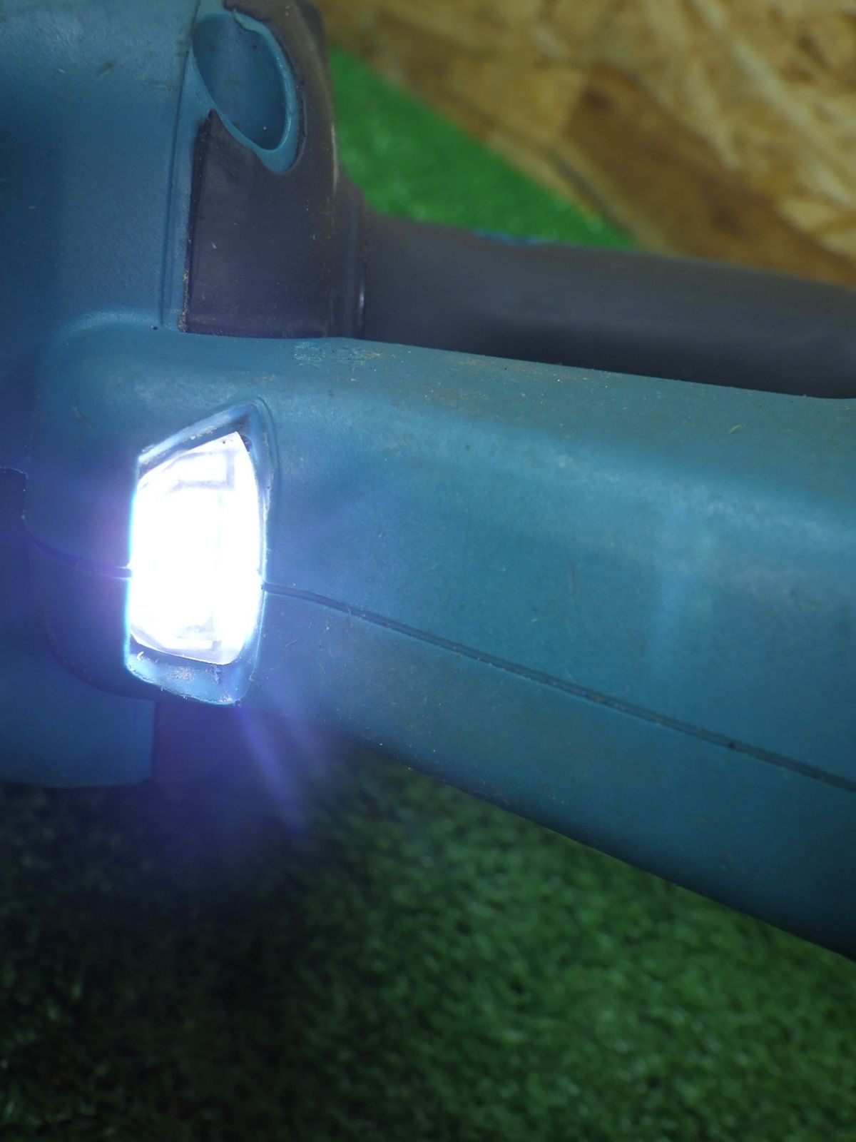 動き少し固い！ 石膏ボードの貼り付け作業に！マキタ 充電式スクリュードライバー FS600D 本体 品