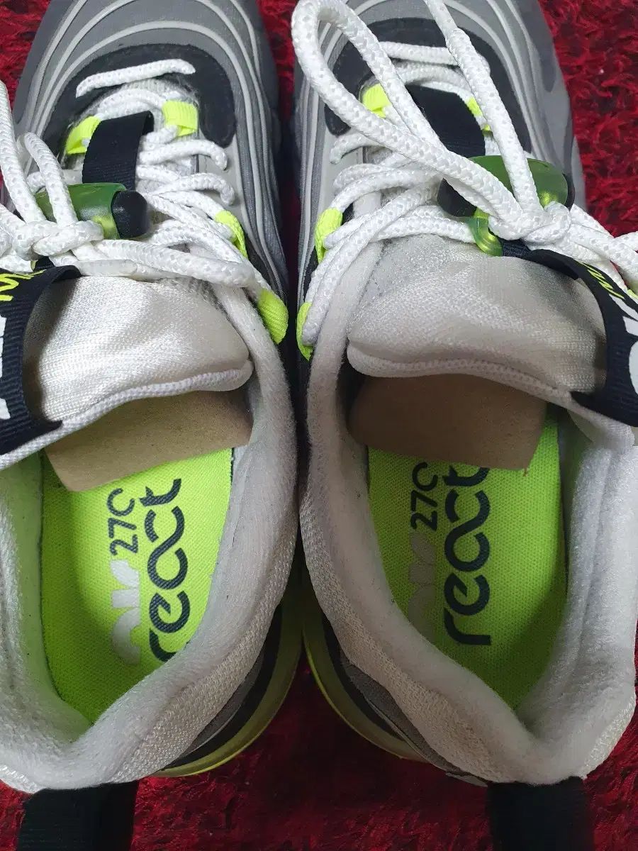 NIKE
