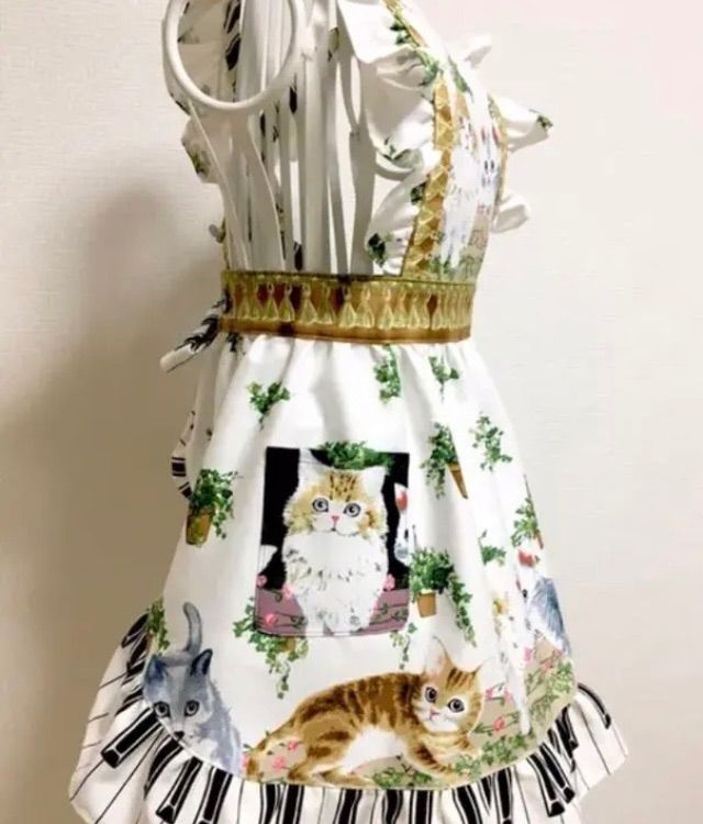 ハンドメイド 】キッズサイズ ドレスエプロン ＊ピアノの上の猫