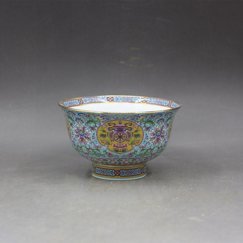 世界有名な 大清乾隆粉彩藍地花卉紋碗 陶磁器 置物 美術品 現代工芸品 工芸品