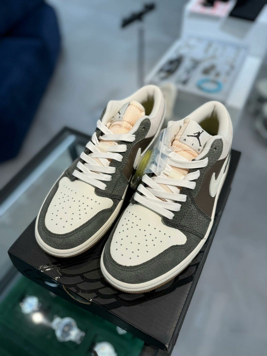 【プッシャー即購入ok】aj1 Amazon.com | Jordan Mens Air 1 Retro High OG 555088 140