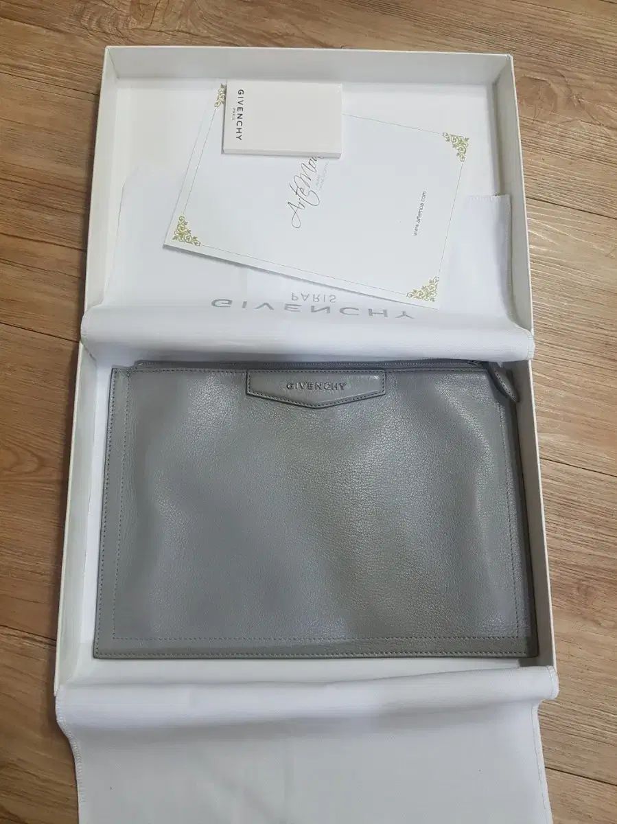 Givenchy ジバンシィ クラッチバッグ Mサイズ ユニセックス