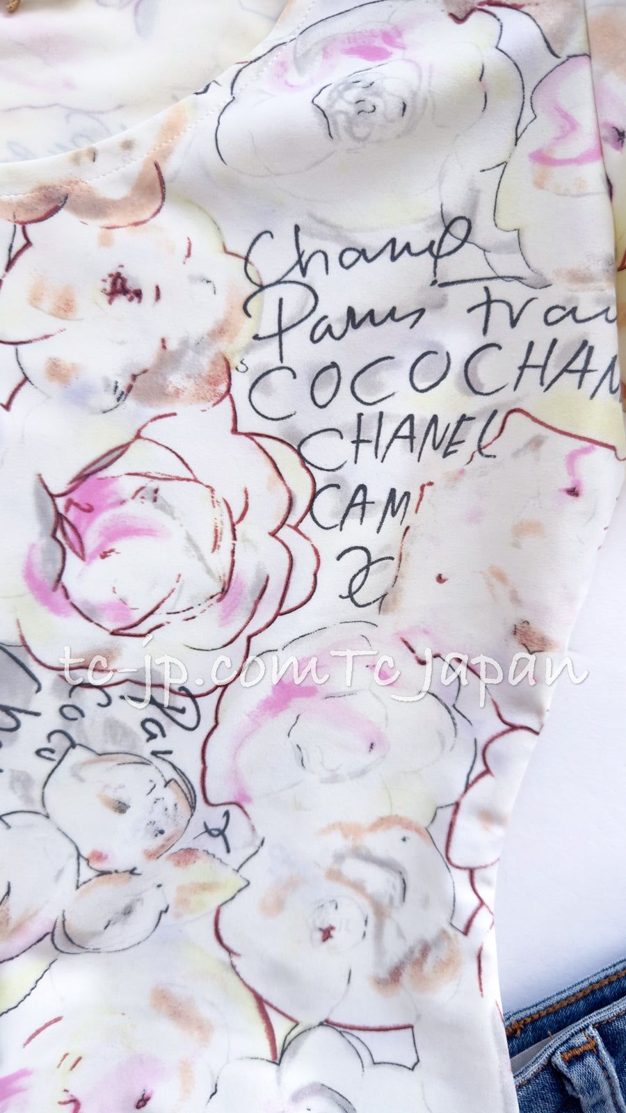 【華やかな印象へ♪】CHANELトップス Tシャツ カメリア シャネル Tシャツ トップス CHANEL アイボリー 系 カメリア柄