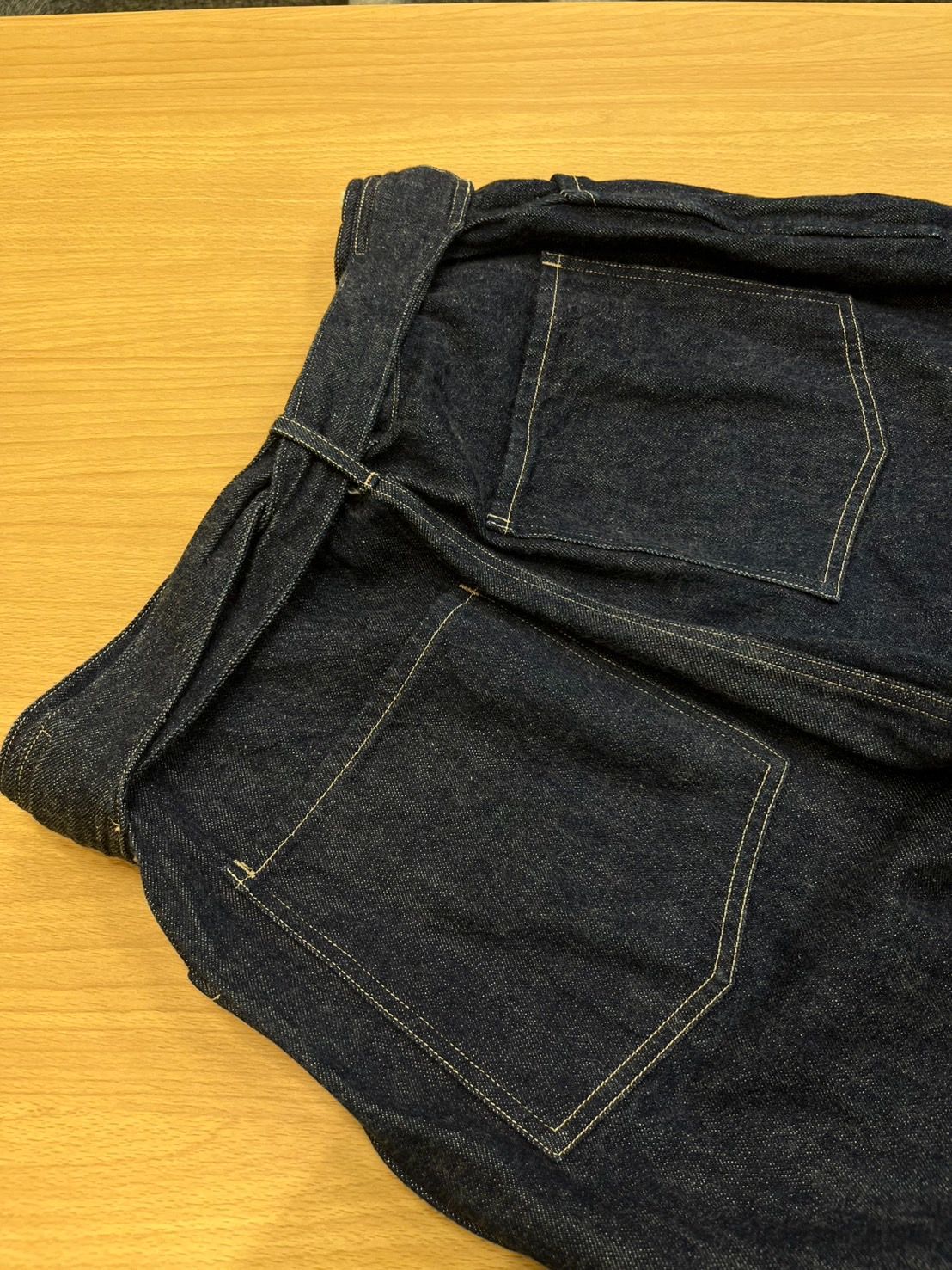 comoli ベルテッドデニム　インディゴ COMOLI デニム ベルテッドパンツ | 大阪心斎橋のメンズ洋服の