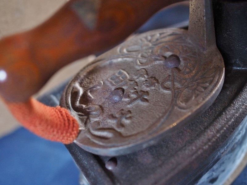 昭和初期炭入れ式アイロン箱入り 古録展