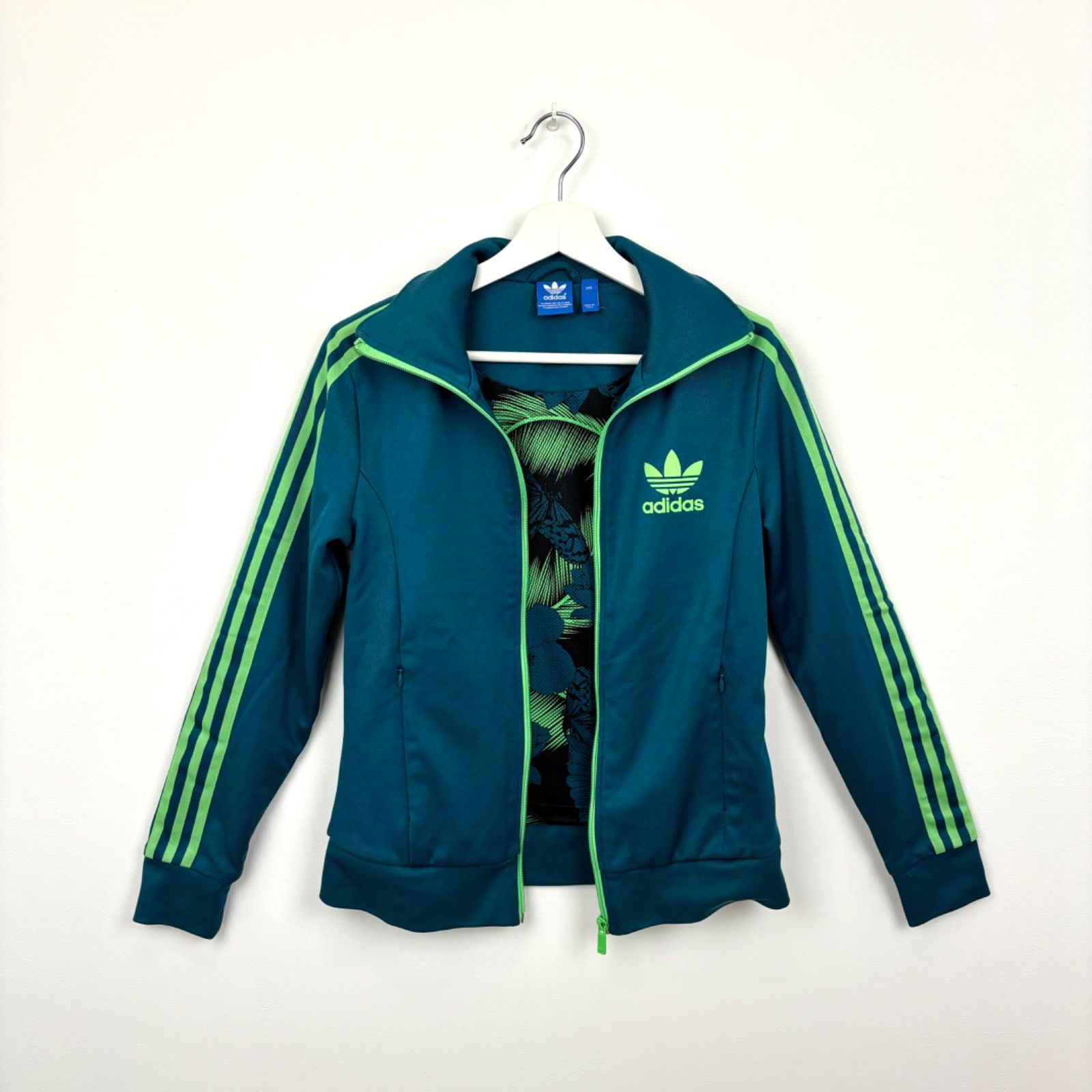 ☆adidas☆ アディダス トラックジャケット EUROPA TT ジャージ グリーン 植物柄 トレフォイルロゴ 黄緑ライン 刺繍 - メルカリ