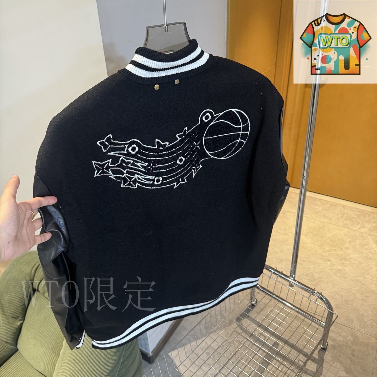 【エレガントに着こなして♡】Louis Vuitton ブレザー ルイ・ヴィトン、パペット付きニットやジャマイカ音楽“スカ”着想